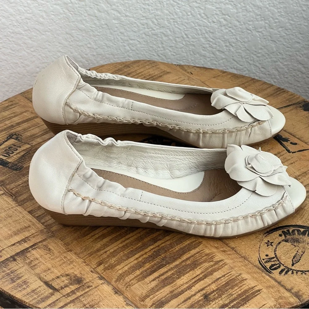Nurture by Lamaze Ivory Leather Peep Toe Floral Rosette Comfort Shoe 9M